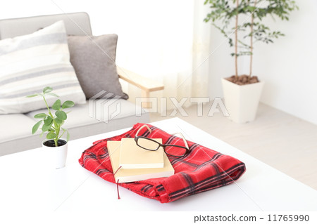 Reading image Reading image 11765990