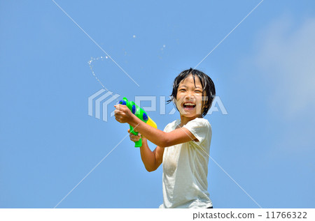 一個女孩在玩水槍（藍天） 11766322
