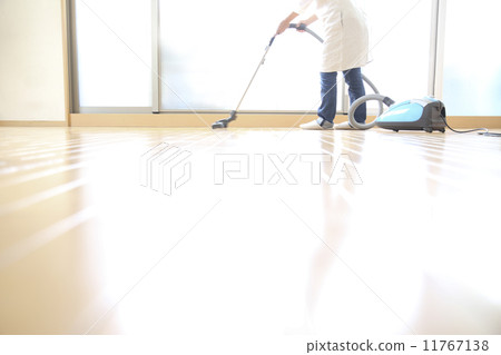 Cleaning with a vacuum cleaner 11767138