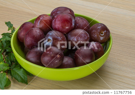 Plums in the bowl 11767756