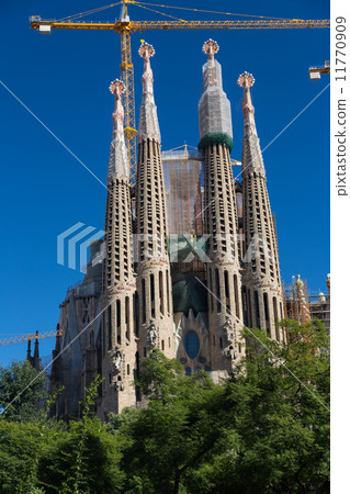 BARCELONA SPAIN - OCTOBER 28: La Sagrada Familia - the impressiv BARCELONA SPAIN - OCTOBER 28: La Sagrada Familia - the impressiv 11770909