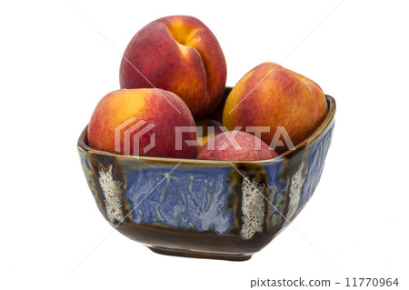 Bright ripe peaches 11770964