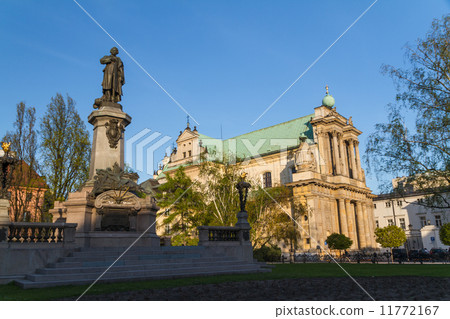Warsaw, Poland - Carmelite church at famous Krakowskie Przedmies Warsaw, Poland - Carmelite church at famous Krakowskie Przedmies 11772167