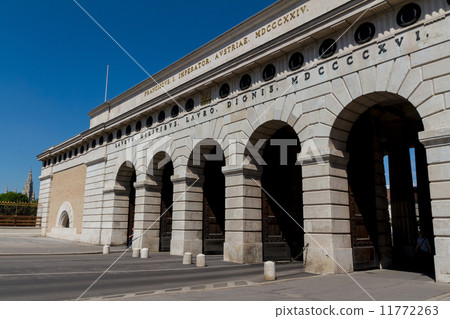 Vienna Heldentor - Entrance to Hofburg and Heldenplatz, Austria Vienna Heldentor - Entrance to Hofburg and Heldenplatz, Austria 11772263
