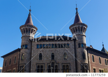 Buildings' facades of great architectural interest in the city o 11773259