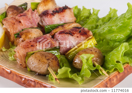 Bacon wrapped grilled Scallops with mushrooms and bacon 11774016