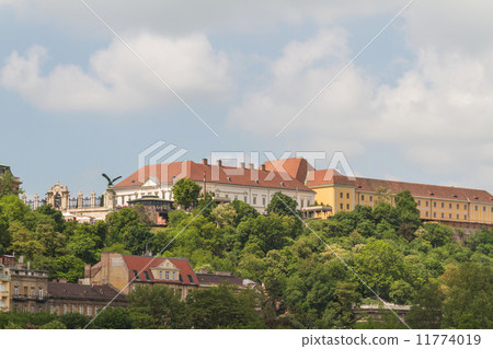view of landmarks in Budapest 11774019
