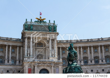 Heldenplatz in the Hofburg complex, Vienna, Austria 11774439