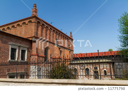 Old Synagogue in historic Jewish Kazimierz district of Cracow, P 11775798