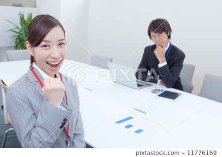 在談判期間放一個膽量的姿勢和女性員工 在談判期間放一個膽量的姿勢和女性員工 11776169