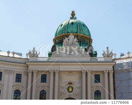 Heldenplatz in the Hofburg complex, Vienna, Austria Heldenplatz in the Hofburg complex, Vienna, Austria 11776906