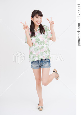 阿羅哈襯衫的一名年輕女子 11785751