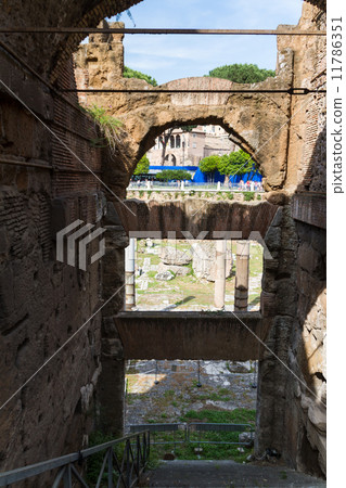 Building ruins and ancient columns in Rome, Italy Building ruins and ancient columns in Rome, Italy 11786351