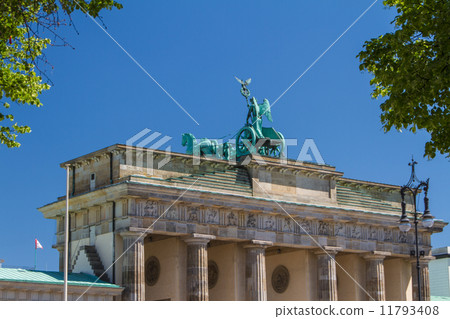 The Brandenburger Tor (Brandenburg Gate) is the ancient gateway The Brandenburger Tor (Brandenburg Gate) is the ancient gateway 11793408