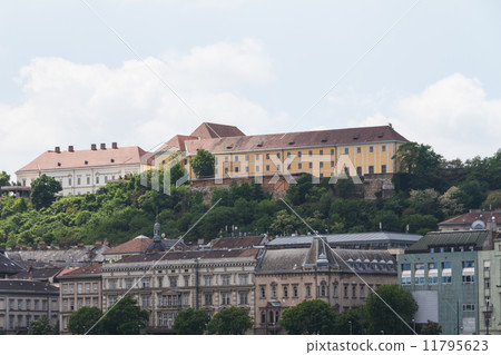 typical buildings 19th-century in Buda Castle district of Budape typical buildings 19th-century in Buda Castle district of Budape 11795623