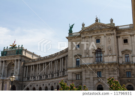 Heldenplatz in the Hofburg complex, Vienna, Austria 11796931