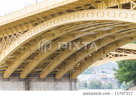 Scenic view of the recently renewed Margit bridge in Budapest. Scenic view of the recently renewed Margit bridge in Budapest. 11797357