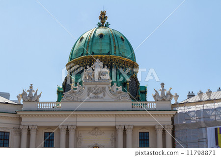 Heldenplatz in the Hofburg complex, Vienna, Austria 11798871