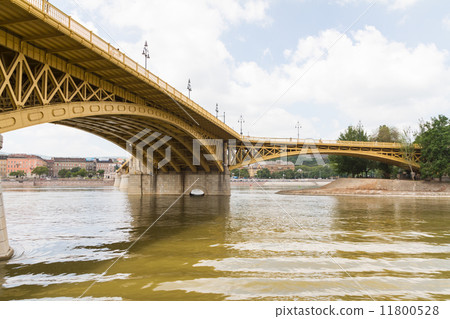 Scenic view of the recently renewed Margit bridge in Budapest. Scenic view of the recently renewed Margit bridge in Budapest. 11800528