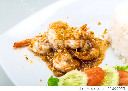 Shrimps with garlic and rice 11800955