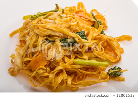 Fried noodles with vegetables 11801532