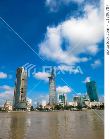 在西貢河看到的胡志明市的高層建築 11806787