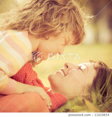 Child in autumn 11810654