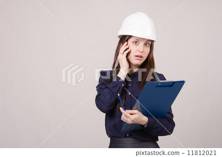 young girl is shocked by what he heard on phone 11812021