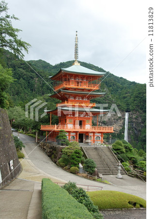 Triple-tower · Nachi's waterfall (Aokoshiji Temple / Nakoshima Nachikatsura-cho, Higashi Muro-gun, Wakayama Prefecture) 11813829