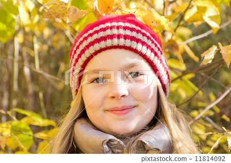 Girl in autumn 11814092