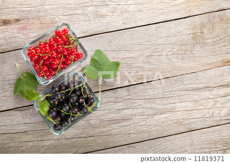 Fresh ripe currant berries 11819371