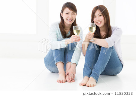 兩個女人喝紅酒 兩個女人喝紅酒 11820338