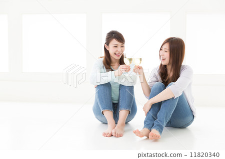 兩個女人喝紅酒 11820340