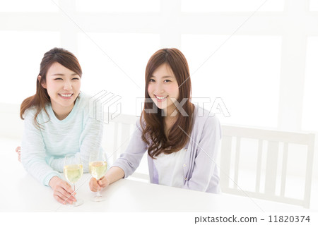 Two women drinking wine 11820374