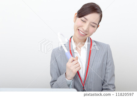 女性員工使用僵硬的肩膀清除物品 11820597