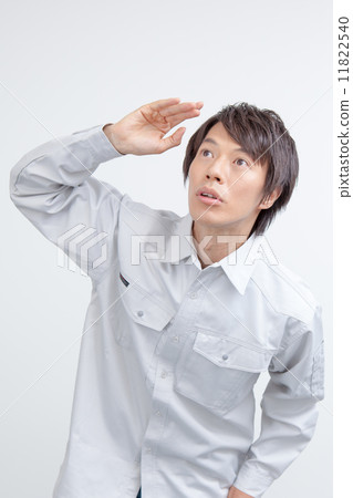 Employees wearing work clothes are looking for something 11822540