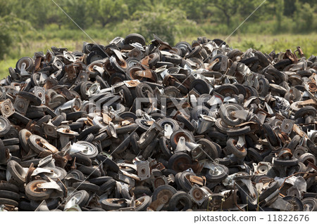 pile of wheels 11822676