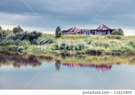 abandoned house 11822909