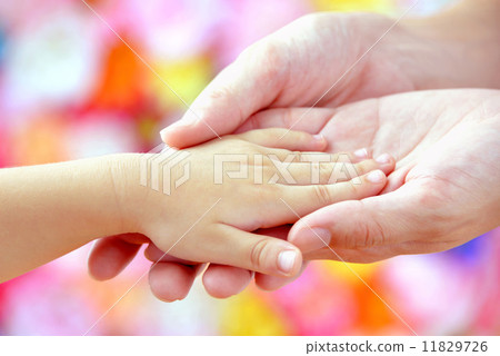 Child and mama's hand 11829726