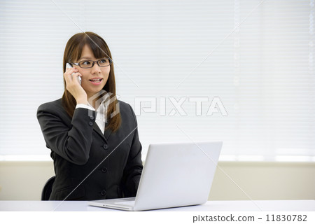 Image of women working in the office 11830782