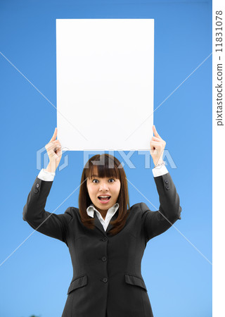 女商人的圖像在藍天下 11831078