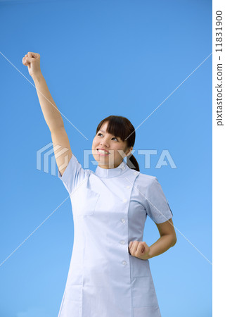 在藍天下放入精神的護士 11831900