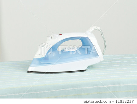 Modern steam iron 11832237