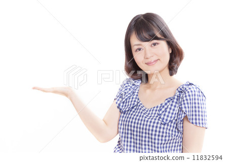 一個中間女人,側身伸出手和指導 一個中間女人,側身伸出手和指導 11832594