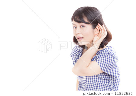 一名中年婦女用他的手在他的耳朵聽某事 一名中年婦女用他的手在他的耳朵聽某事 11832685