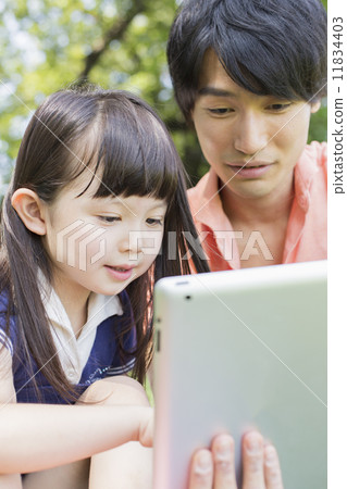 Working father - Stock Photo [11834403] - PIXTA