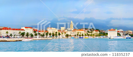 Split panorama 11835237