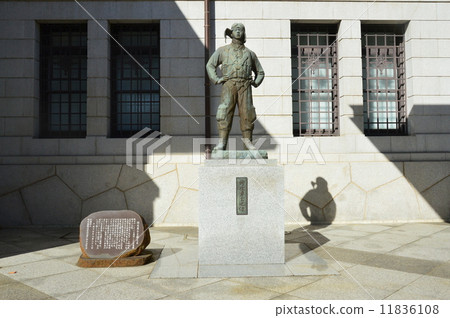 Statue of brave man (Yasukuni Shrine · Kobukanbaki / Chiyoda Ward Kuzute north Tokyo) 11836108
