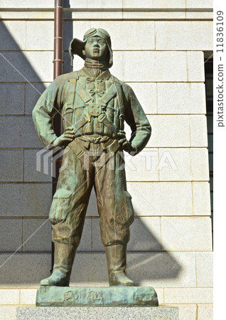 Statue of brave man (Yasukuni Shrine · Kobukanbaki / Chiyoda Ward Kuzute north Tokyo) 11836109