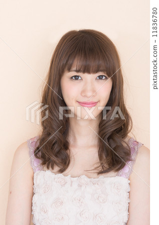 年輕的女士 11836780